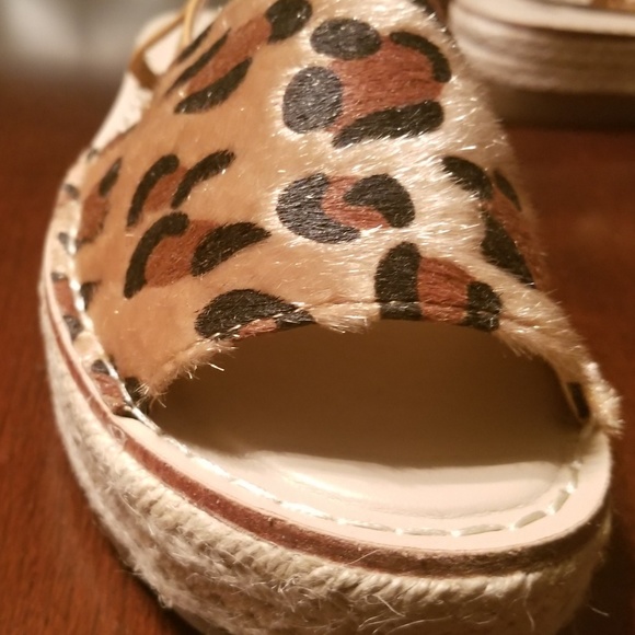 1 left Sz 10 left Animal print faux fur sandals - Picture 2 of 3